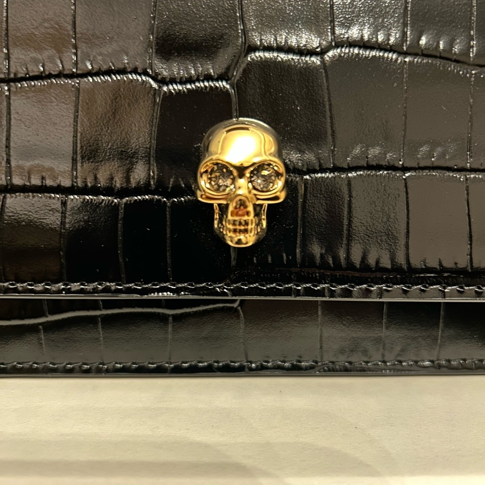 ALEXANDER MCQUEEN Small Skull Bag & Card Holder in Croc-Embossed Black Leather - Picture 3 of 16